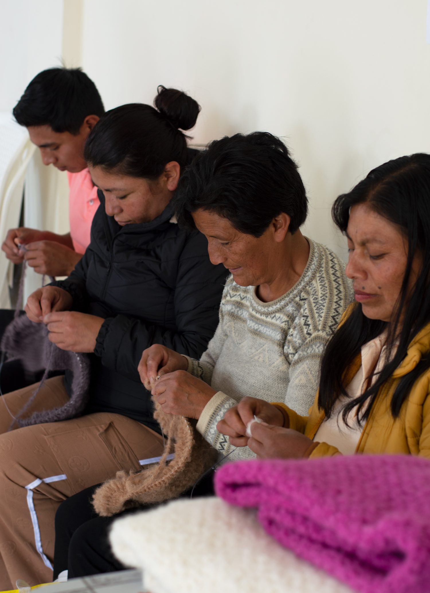 A circle of tejedoras knitting together